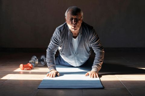 Senior macht Yoga