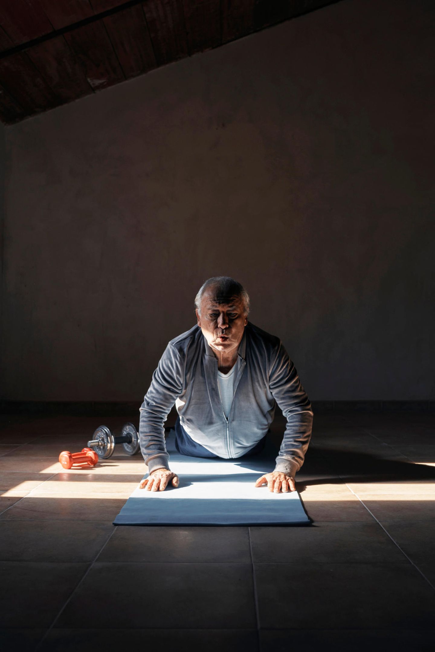 Senior macht Yoga