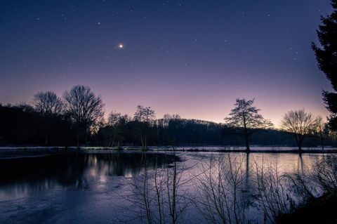 Winternachmittag mit Sternen und Venus am Nachthimmel