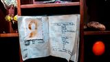 Buch mit handgeschriebenem Text und Foto