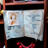 Buch mit handgeschriebenem Text und Foto