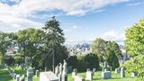 Friedhof auf einem Berg mit Blick auf auf die skyline von Manhattan