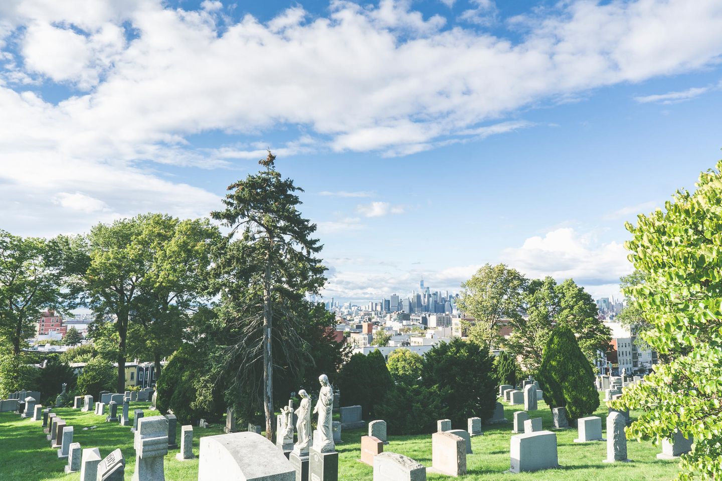 Friedhof auf einem Berg mit Blick auf auf die skyline von Manhattan
