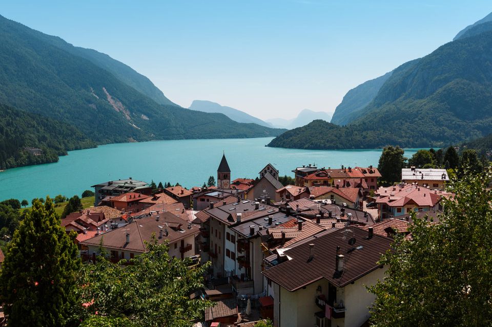 Blick auf das am Molvenosee gelegene Dorf Andalo. Italienische Häuser im Vordergrund, der See erstreckt sich im Hintergrund. 1.466