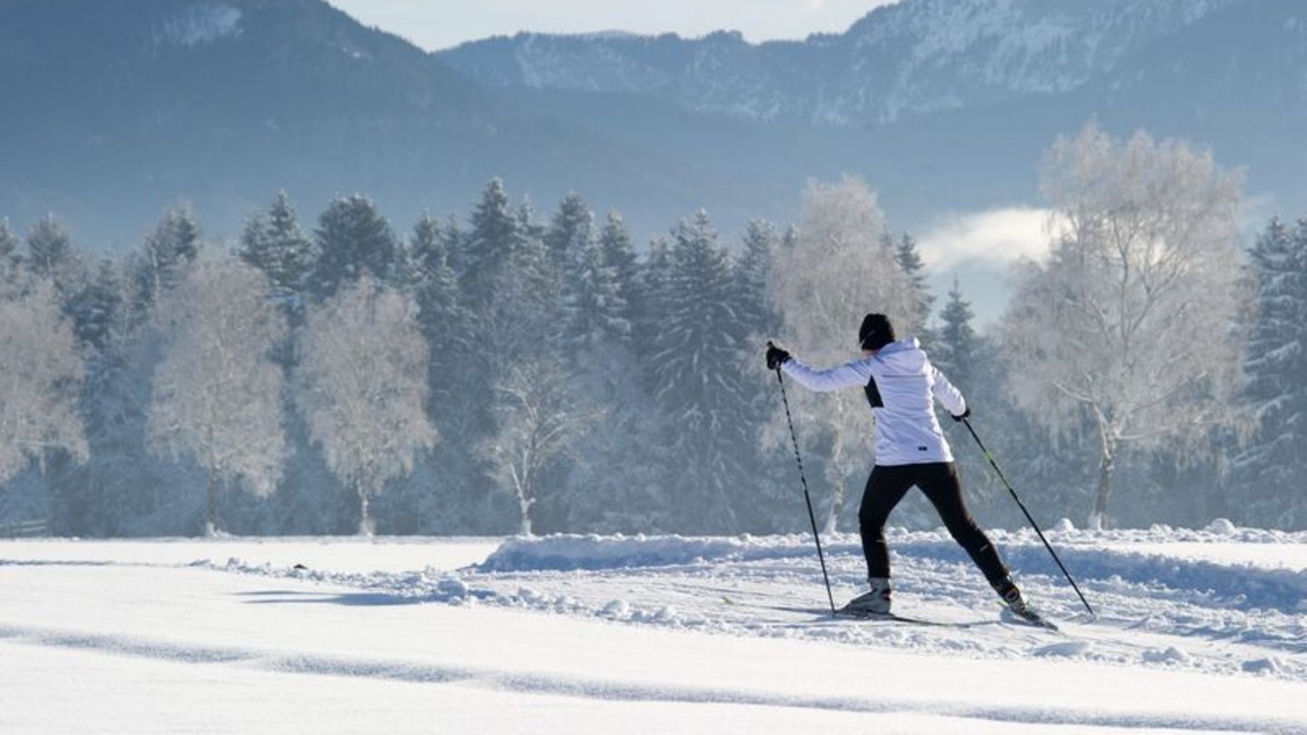 Gelenkersatz: Ski mit neuem Knie: Geht Wintersport mit Kunstgelenk?