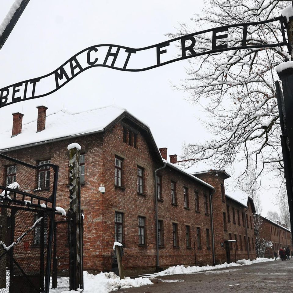 Schild "Arbeit macht frei" am Eingang von Auschwitz