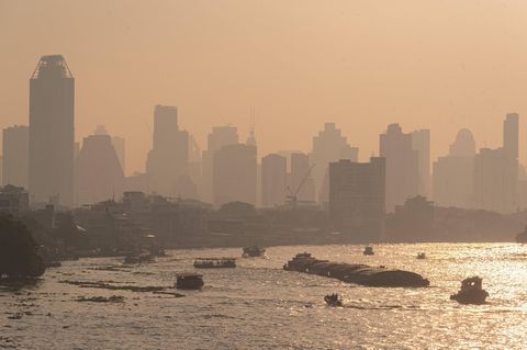 Smog über dem Fluss
