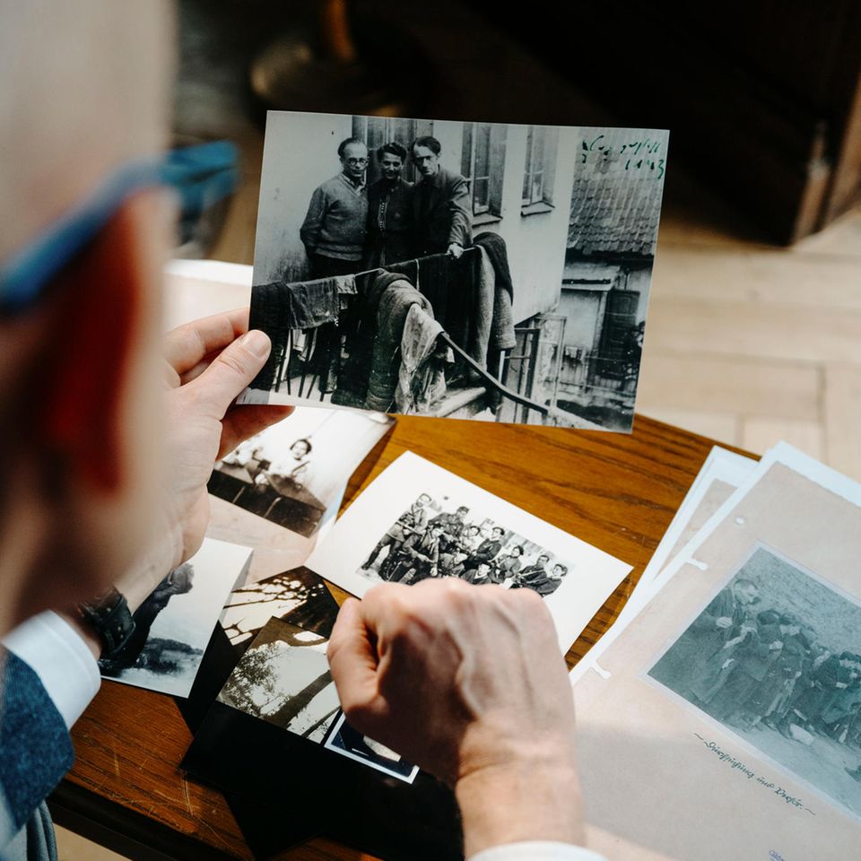 Prof. Lehnstaedt betrachtet historische Fotos