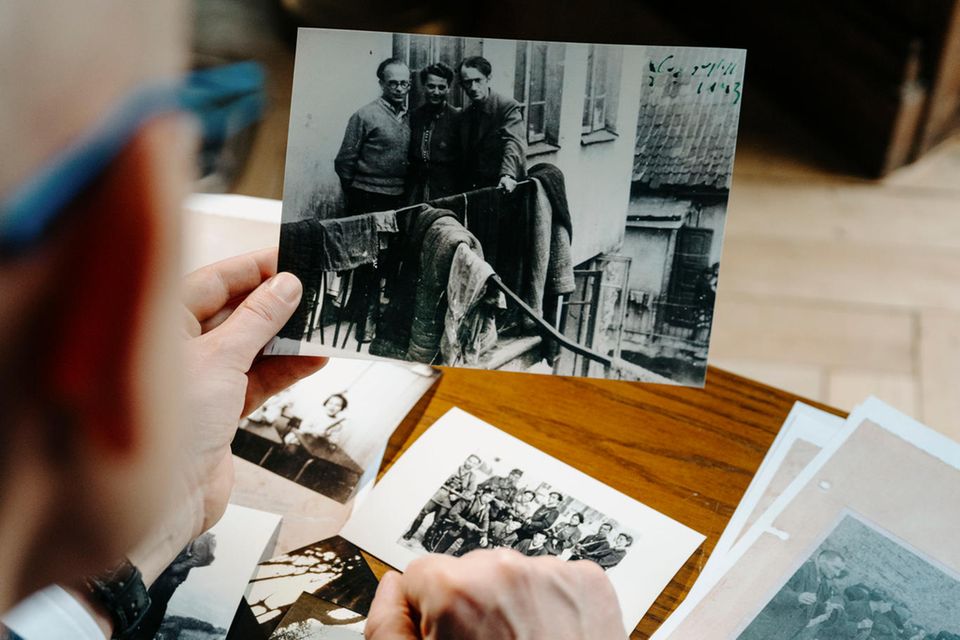Prof. Lehnstaedt betrachtet historische Fotos 0.6665