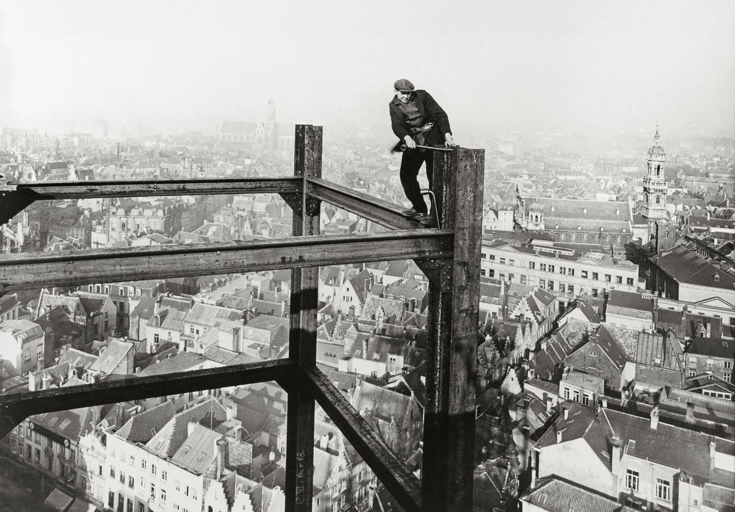Arbeiter auf einem Stahlgerüst