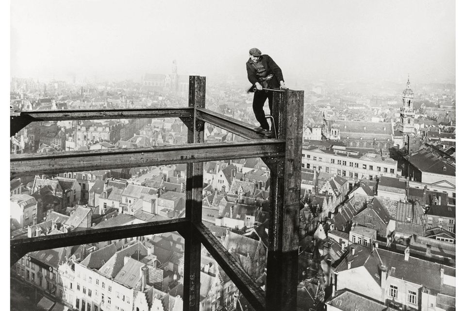 Arbeiter auf einem Stahlgerüst 1.4332