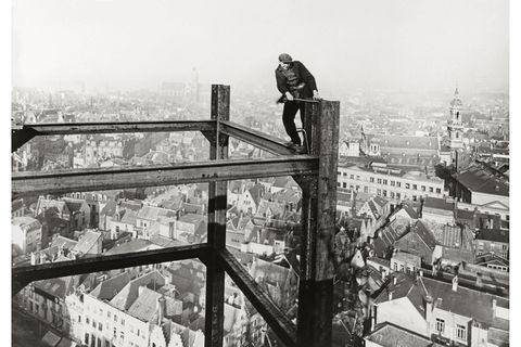 Arbeiter auf einem Stahlgerüst