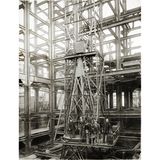 Arbeiter stehen auf Stahlgerüst