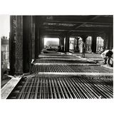 Arbeiter stehen in einem Rohbau