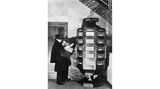 Postbote sortiert Briefe