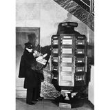 Postbote sortiert Briefe