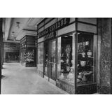 Blick auf Verkaufsraum mit Porzellan