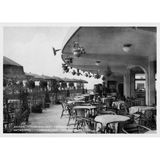 Tische und Stühle stehen auf Aussichtsterrasse