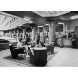 Menschen sitzen auf Sesseln