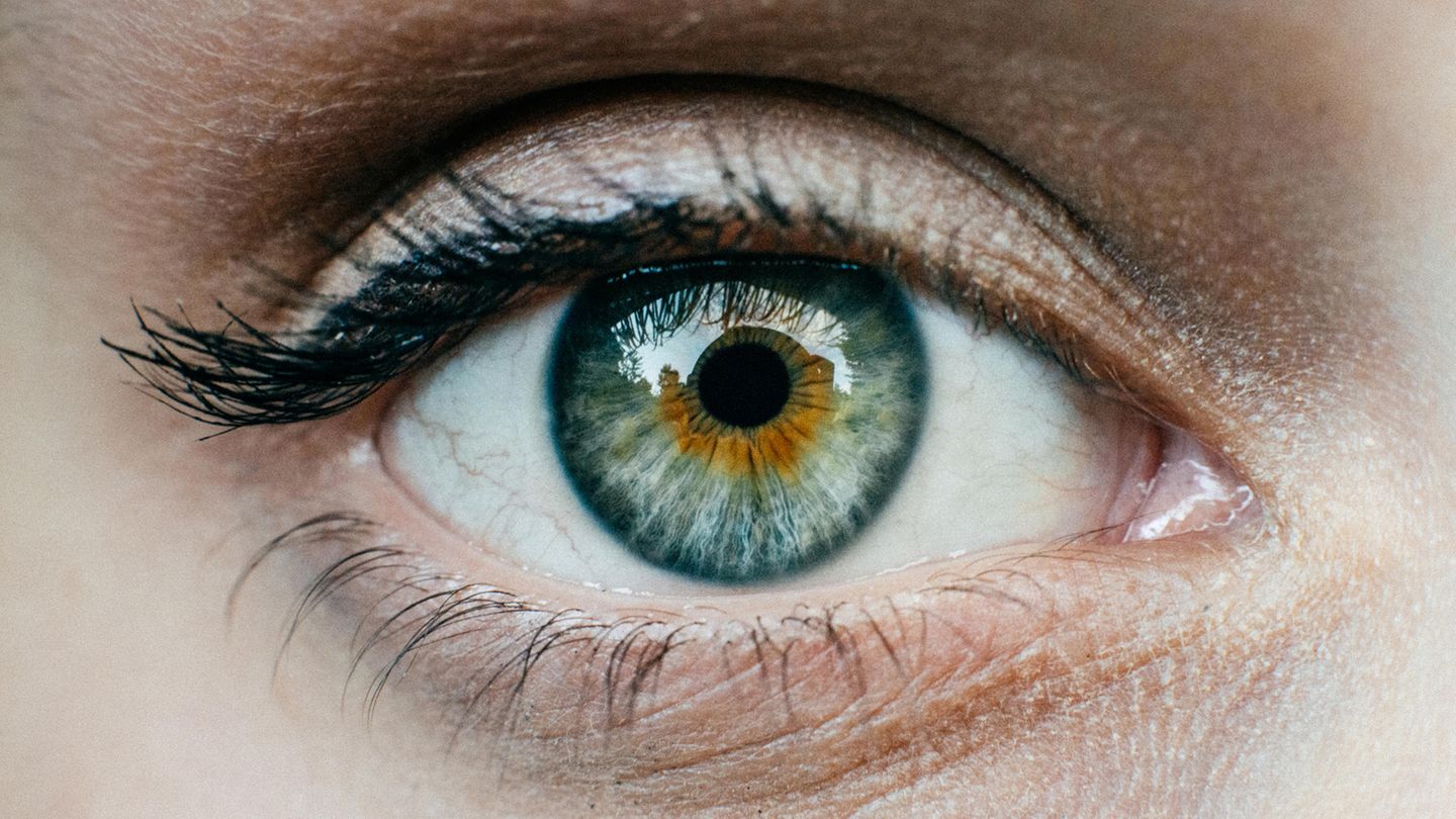 Menschliches Auge mit drittem Augenlid