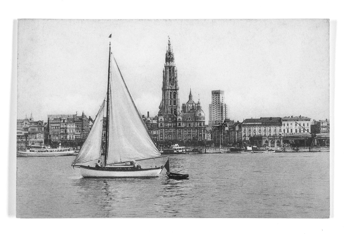 Segelboot ist auf dem Wasser vor Antwerpen unterwegs