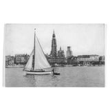 Segelboot ist auf dem Wasser vor Antwerpen unterwegs