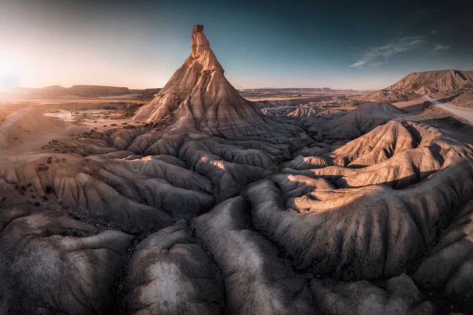 Die Bardenas Reales sind ein Halbwüstengebiet nur 70 Kilometer von den Pyrenäen entfernt. Die von der UNESCO zum Biosphärenreservat erklärte Region erstreckt sich über etwa 42.500 Hektar zwischen Tudela und Carcastillo. Fotograf Henrique Murtas (Spanien) Foto der einzigartigen und wunderschönen Landschaft wurden von der Jury im Rahmen der Kategorie "Planet Erde" besonders hervorgehoben.  1.3736