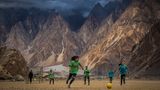 In großen Teilen Pakistans wäre es undenkbar, dass Mädchen Trikots tragen und in der Öffentlichkeit Fußball spielen. Aber für die Wakhi-Frauen im abgelegenen Karakorum-Gebirge ist es eine Selbstverständlichkeit. Fußball macht den Mädchen Freude, gibt ihnen Selbstvertrauen und gehört zu ihrem Alltag. In dieser abgelegenen Bergregion an der Grenze zu Afghanistan genießen Frauen Freiheiten, die in vielen Teilen des Landes undenkbar sind. Priska Seisenbachers Foto fängt nicht nur einen Moment, sondern einen Ort der Freiheit ein. 