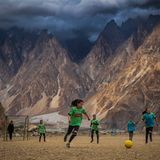 In großen Teilen Pakistans wäre es undenkbar, dass Mädchen Trikots tragen und in der Öffentlichkeit Fußball spielen. Aber für die Wakhi-Frauen im abgelegenen Karakorum-Gebirge ist es eine Selbstverständlichkeit. Fußball macht den Mädchen Freude, gibt ihnen Selbstvertrauen und gehört zu ihrem Alltag. In dieser abgelegenen Bergregion an der Grenze zu Afghanistan genießen Frauen Freiheiten, die in vielen Teilen des Landes undenkbar sind. Priska Seisenbachers Foto fängt nicht nur einen Moment, sondern einen Ort der Freiheit ein. 