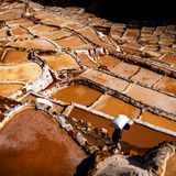 Thibault Gerbaldi aus Frankreich konnte im Fotowettbewerb mit mehreren seiner Arbeiten überzeugen, so auch mit dieser besonderen Aufnahme. Sie soll die Widerstandsfähigkeit der örtlichen Arbeiter in den peruanischen Maras-Salzminen verdeutlichen. Inmitten der leuchtenden Orangetöne der Salzbecken arbeiten sie in den komplizierten Adern des Berghangs und gewinnen die kostbaren Salzkristalle. Das Bild zeigt sowohl die atemberaubende Schönheit der Landschaft als auch die stille Hingabe derer, die daran arbeiten, das Salz aus der Erde zu gewinnen.   