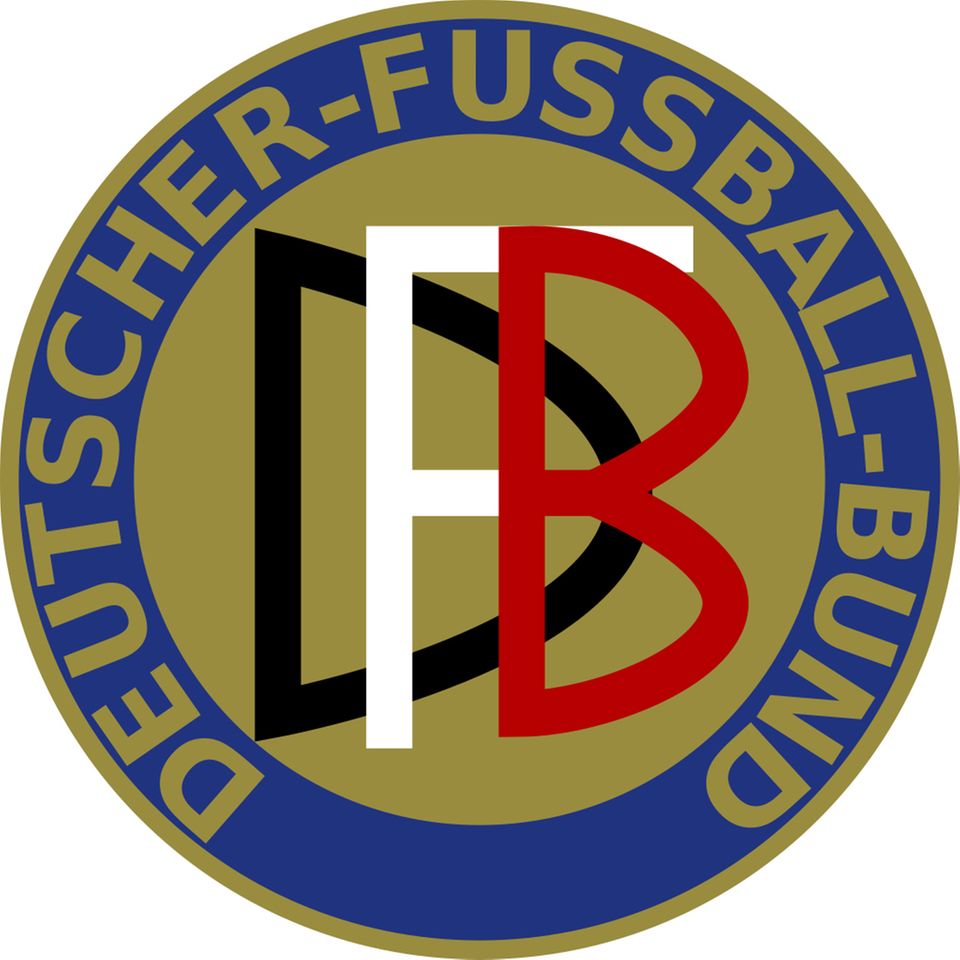 Rundes Logo mit den Initialen "DFB" in der Mitte und der Beschriftung "Deutscher-Fußball-Bund" kreisförmig darum herum Rundes Logo mit den Initialen "DFB" in der Mitte und der Beschriftung "Deutscher-Fußball-Bund" kreisförmig darum herum