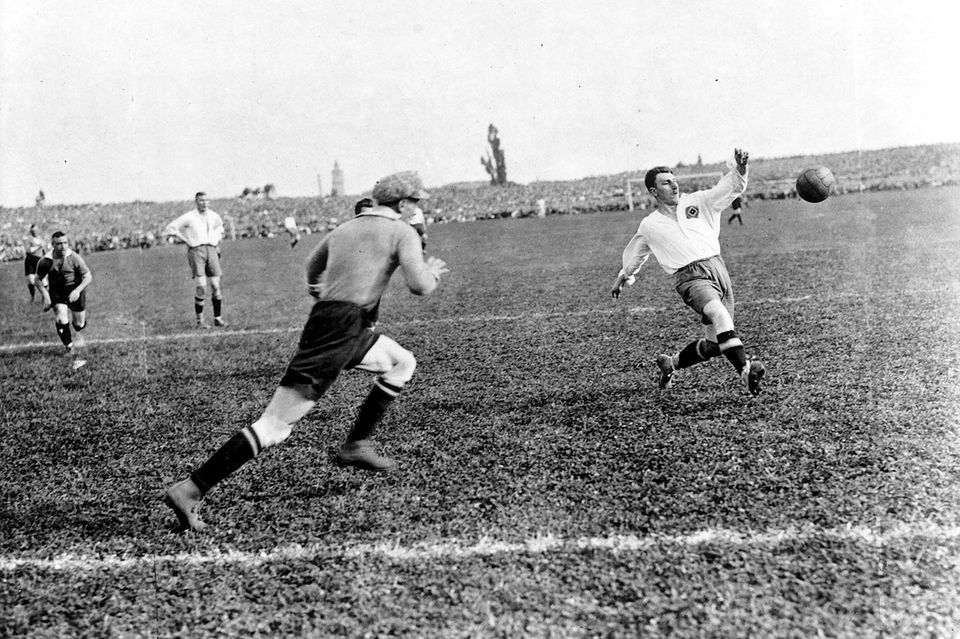 Ein Spieler und ein Torhüter kämpfen im Strafraum um den Ball 1.4105