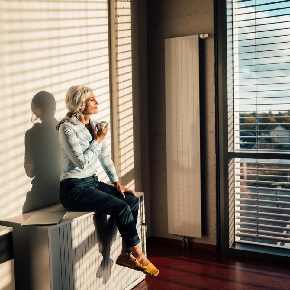 Frau schaut aus dem Fenster