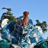 Karnevalskostüm in Nahaufnahme, wilde Fratze, Hummer auf dem Kopf