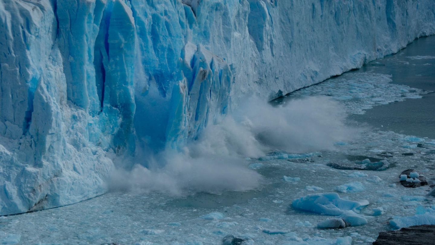 Kalbender Gletscher in Südamerika: Versinkt oberirdisch gebildetes Eis im Meer, steigt der Meeresspiegel