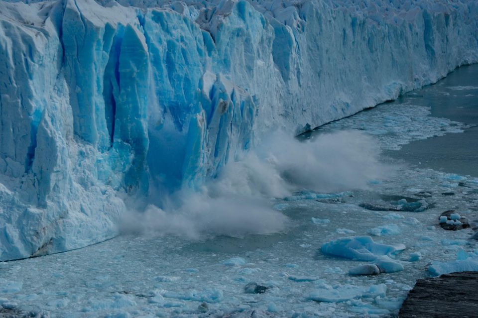 Kalbender Gletscher in Südamerika: Versinkt oberirdisch gebildetes Eis im Meer, steigt der Meeresspiegel 1.4938