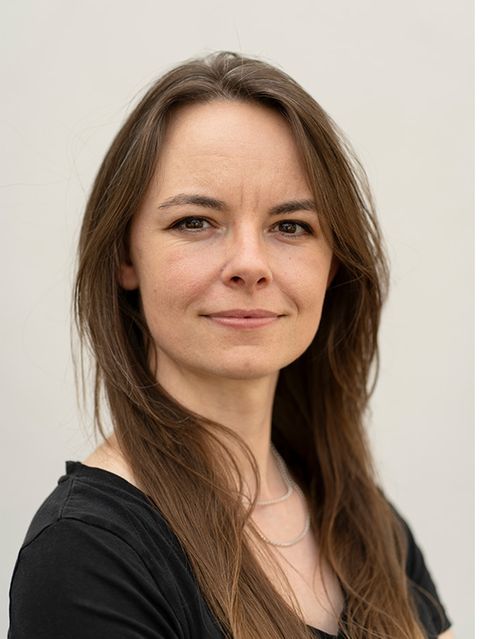 Laura Eberhard verpasst Kater Gustav mit der Airbrush-Pistole den letzten Schliff. Dank zarter Farbakzente wirkt er besonders lebendig