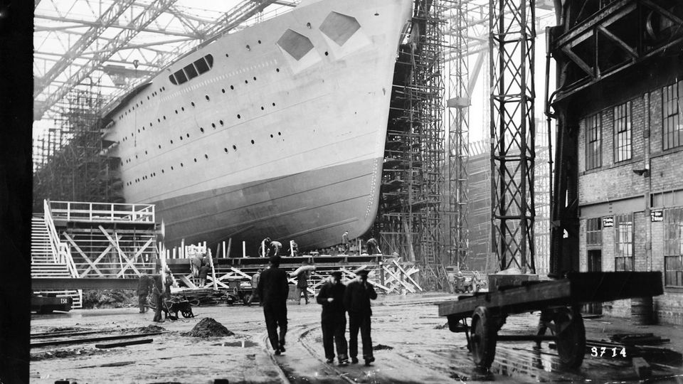 Blick auf den Bug der "Wilhelm Gustloff" bei deren Bau im Trockendock, im Vordergrund Arbeiter