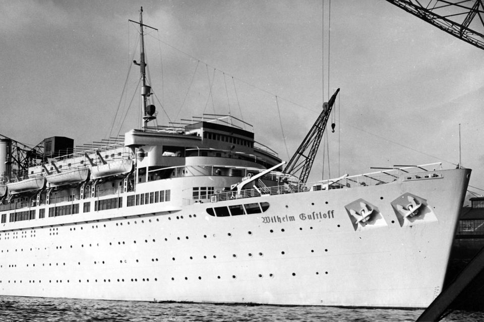 Seitenansicht des Kreuzfahrtschifs "Wilhelm Gustloff" im Hafen 1.7949