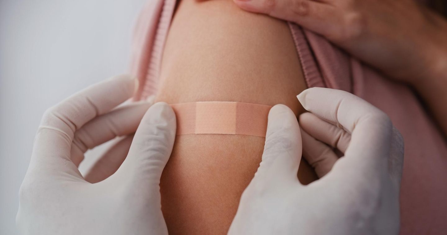 Junge Frau mit Diphtherie-Impfung Junge Frau mit Diphtherie-Impfung