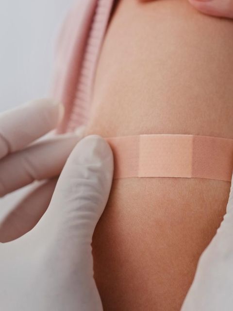 Junge Frau mit Diphtherie-Impfung