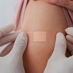 Junge Frau mit Diphtherie-Impfung
