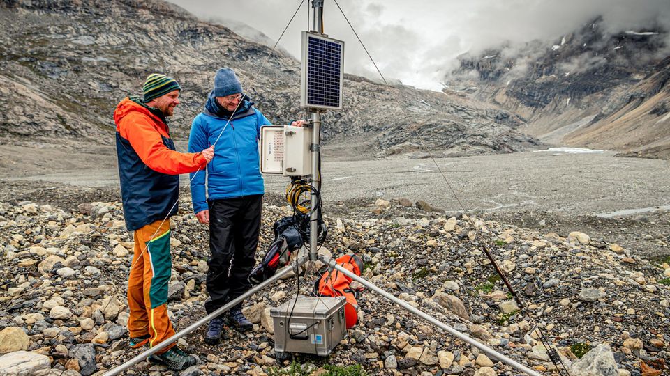 Abenteuer Polarforschung: Der Meteorologe und Glaziologe Jakob Abermann von der Universität Graz untersucht, wie die Veränderungen der Atmosphäre und die des Eises in Grönland zusammenwirken. Sven Plöger begleitet ihn zu einem einsamen Gletscher, an dem vor rund 100 Jahren ein Team um den berühmten Polarforscher Alfred Wegener erste Daten gesammelt hat 