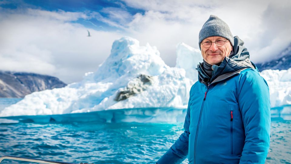 Der Sturm Lothar zeigte dem Diplom-Meteorologen und Wettermoderatoren Sven Plöger, wie gewaltig die Kräfte der Natur sein können. Er weiß: Wir müssen das Klima ernst nehmen. Nun unternahm er eine Reise nach Grönland, um Bilder und Emotionen von dort zu sammeln und sie weiterzugeben. Denn Grönlands Eisschmelze betrifft auch uns