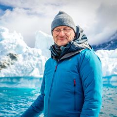 Der Sturm Lothar zeigte dem Diplom-Meteorologen und Wettermoderatoren Sven Plöger, wie gewaltig die Kräfte der Natur sein können. Er weiß: Wir müssen das Klima ernst nehmen. Nun unternahm er eine Reise nach Grönland, um Bilder und Emotionen von dort zu sammeln und sie weiterzugeben. Denn Grönlands Eisschmelze betrifft auch uns