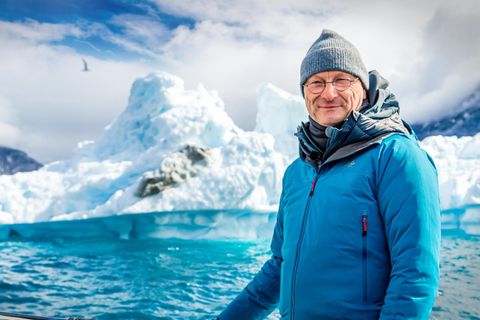 Der Sturm Lothar zeigte dem Diplom-Meteorologen und Wettermoderatoren Sven Plöger, wie gewaltig die Kräfte der Natur sein können. Er weiß: Wir müssen das Klima ernst nehmen. Nun unternahm er eine Reise nach Grönland, um Bilder und Emotionen von dort zu sammeln und sie weiterzugeben. Denn Grönlands Eisschmelze betrifft auch uns