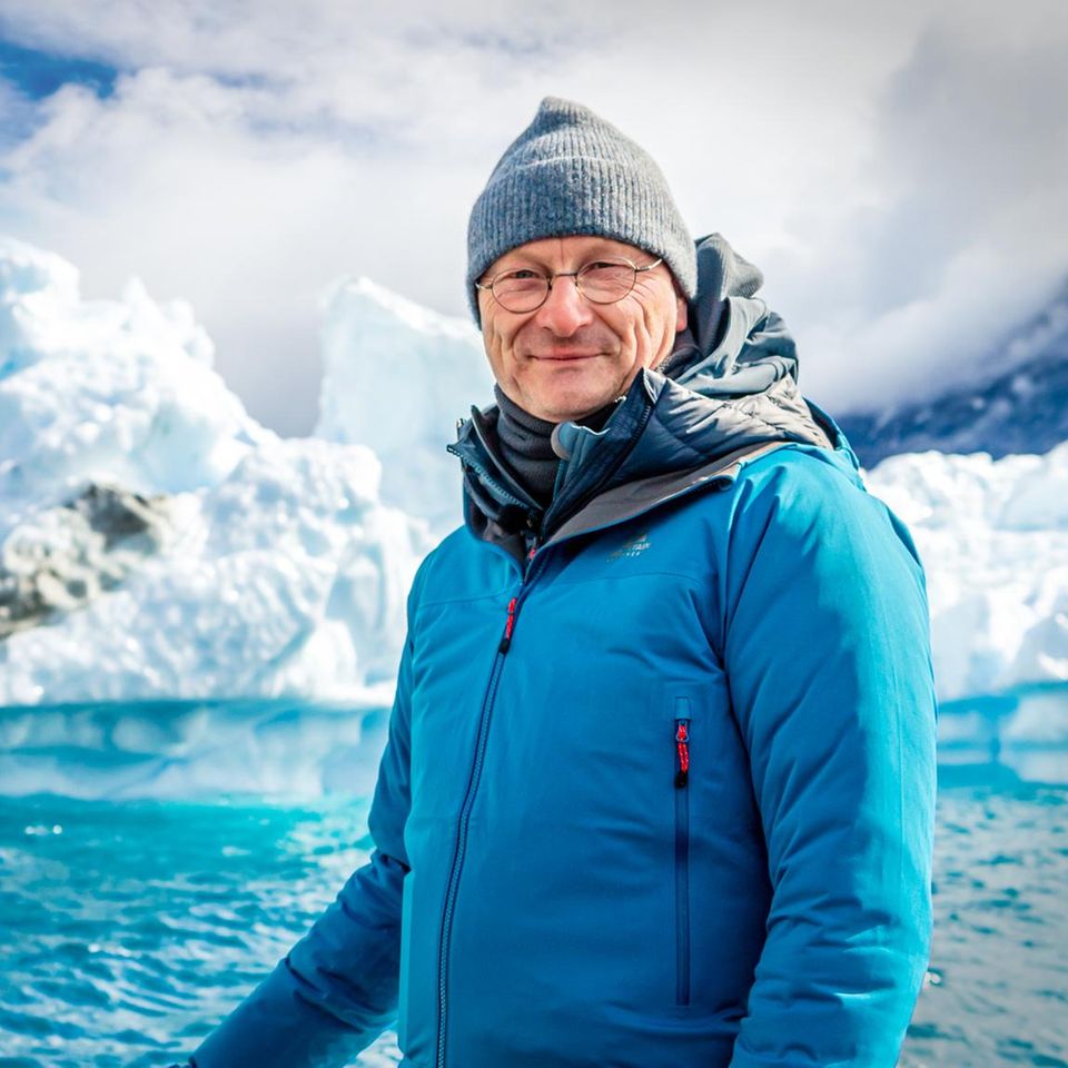 Der Sturm Lothar zeigte dem Diplom-Meteorologen und Wettermoderatoren Sven Plöger, wie gewaltig die Kräfte der Natur sein können. Er weiß: Wir müssen das Klima ernst nehmen. Nun unternahm er eine Reise nach Grönland, um Bilder und Emotionen von dort zu sammeln und sie weiterzugeben. Denn Grönlands Eisschmelze betrifft auch uns
