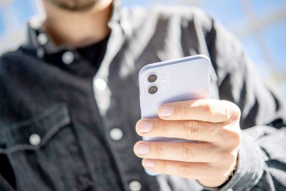 Mann mit Smartphone in der Hand 1.3333