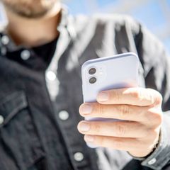 Mann mit Smartphone in der Hand
