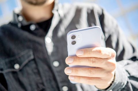 Mann mit Smartphone in der Hand